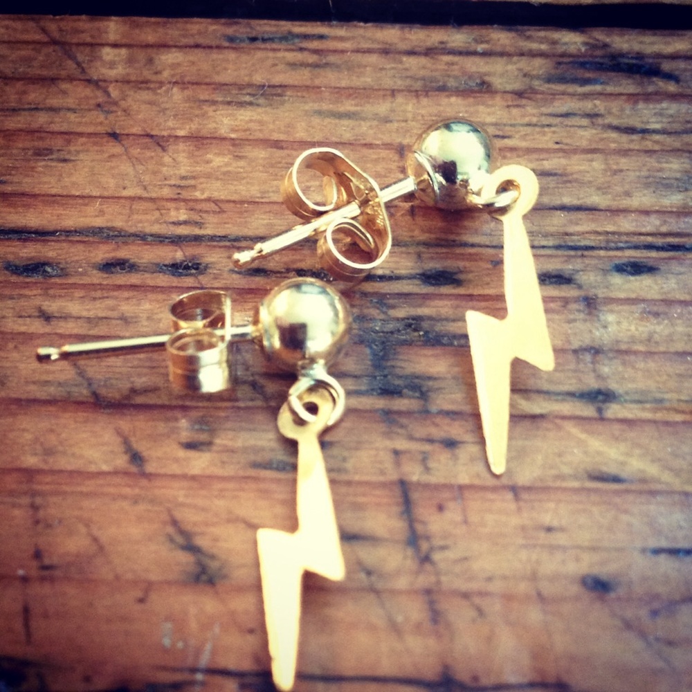 Lighting bolt post earrings. Gold filled ⚡️